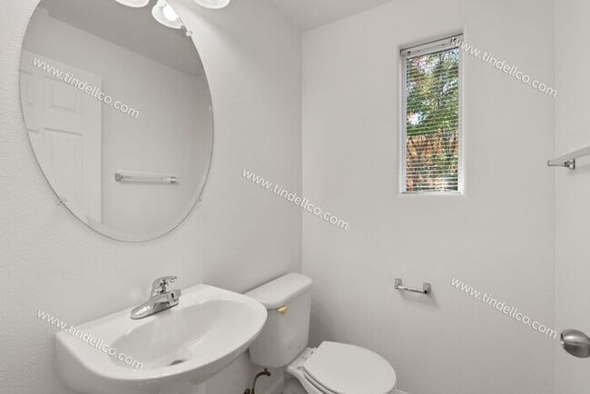 Building Photo - Charming Townhome w/ Fireplace, Balcony & ...