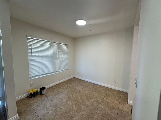 Building Photo - Walk to Eastlake! Bright 2BR/2BA Ground Floor Apartment with Tile Flooring & Parking