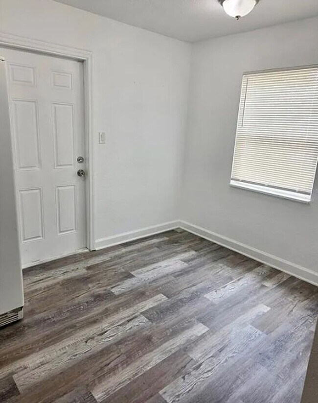 Building Photo - 2 bed 1 bath 2-plex with 850 sf. Off MLK (...
