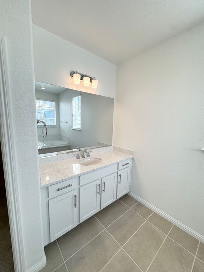 Building Photo - NEWER SOLAR HOME – 4 Bed / 3 Bath + Loft | 2,800 Sq Ft  SEE VIDEO
