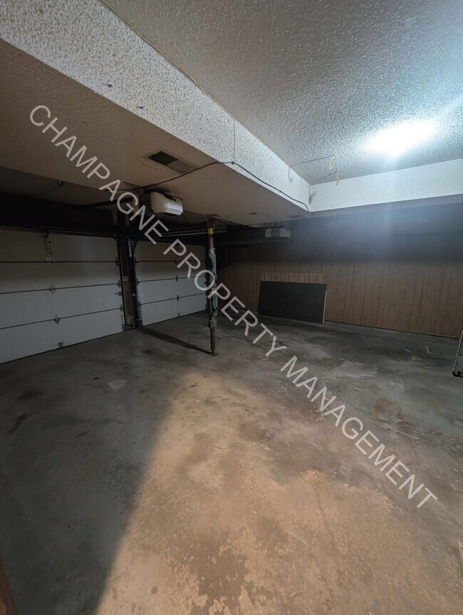 Building Photo - GORGEOUS LENEXA HOME FOR RENT - FLAT ROCK ...