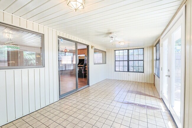 Building Photo - Spacious 3/2/2 near McCullough Park