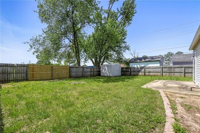 Building Photo - 2502 Parkcrest Dr