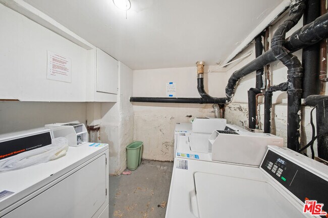 Building Photo - 1267 Vin Scully Ave