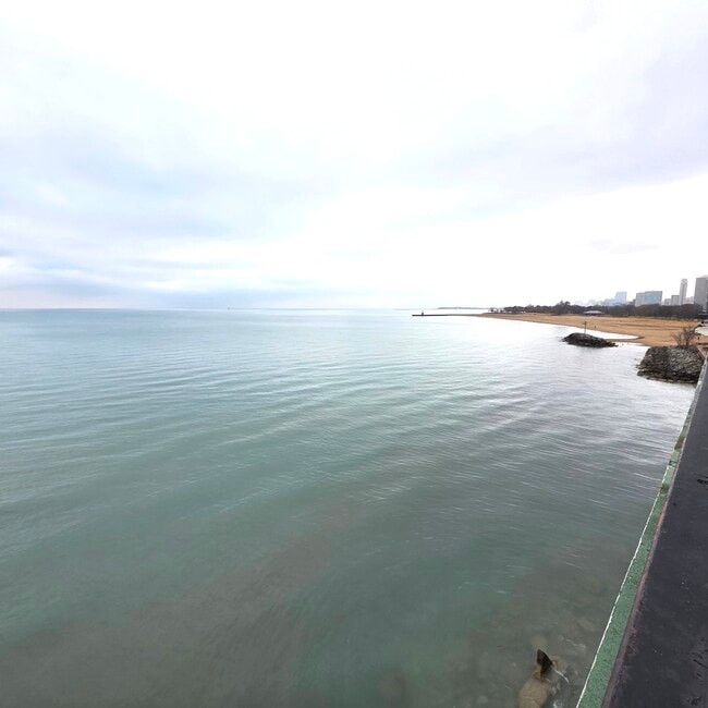 Building Photo - 6033 N Sheridan Rd