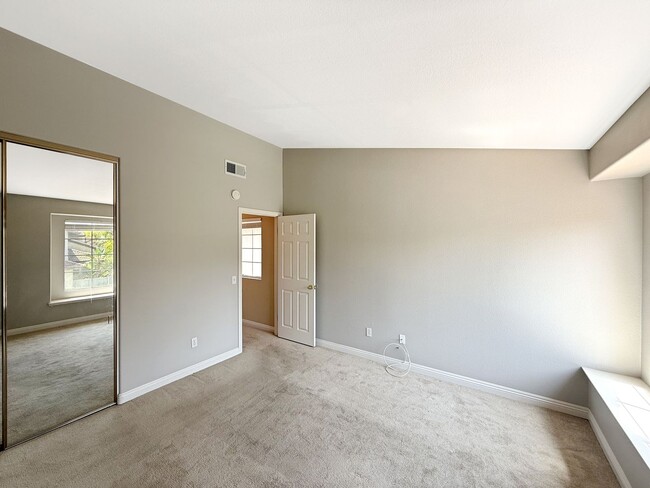Building Photo - Beautiful 3B/2.5BA Home in Sorrento Valley...