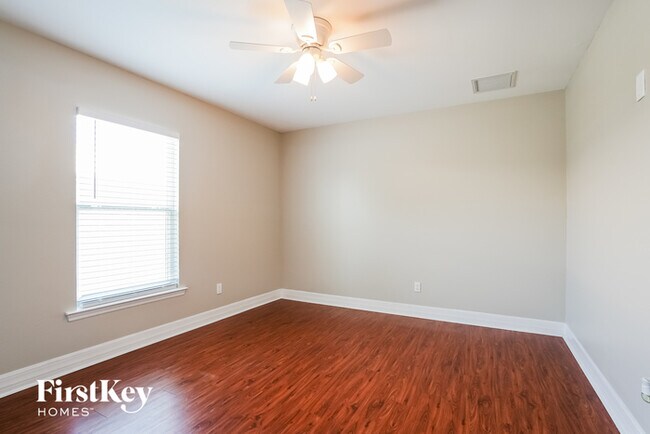 Building Photo - 913 SW 21st Ln