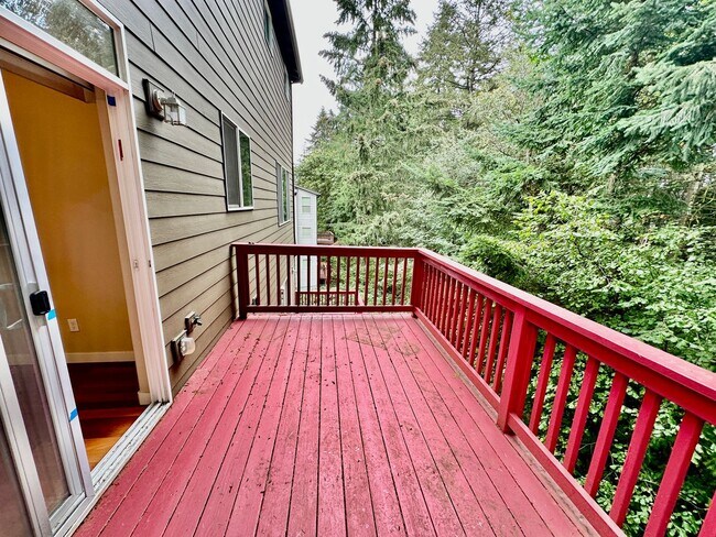 Building Photo - Beautiful 6-bedroom 4-bathroom home in an upscale neighborhood in the Sexton Mountain section of ...