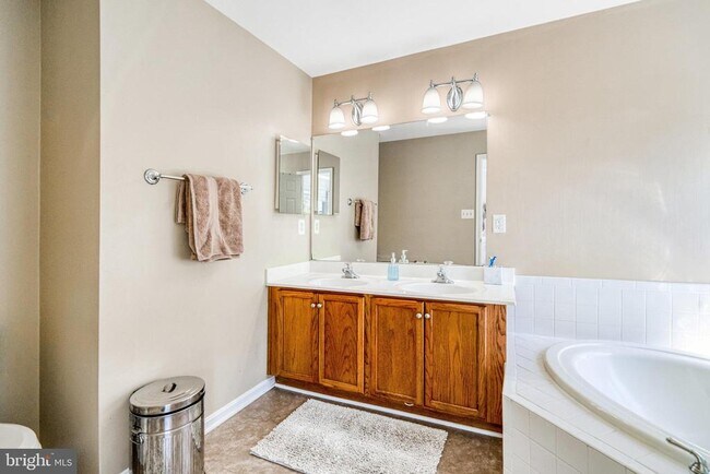 Building Photo - 8535 Wyngate Manor Ct