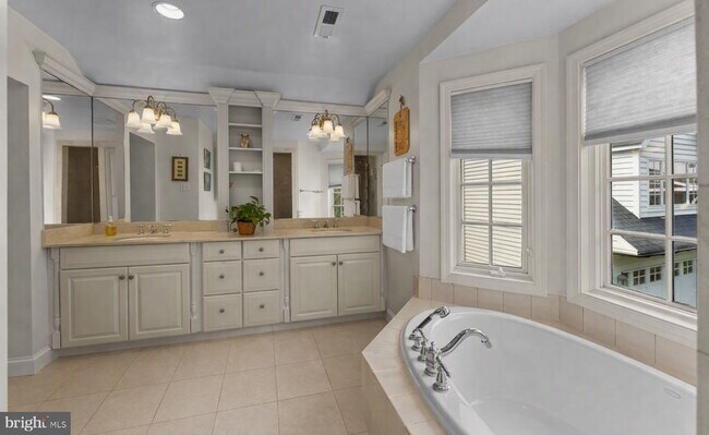 Building Photo - 507 Meadowbrook Cir