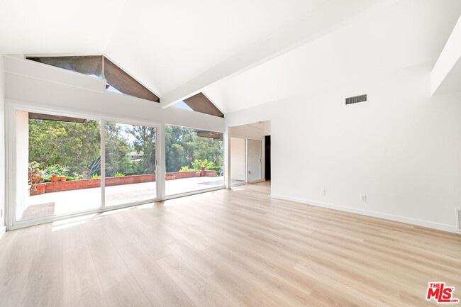 Building Photo - 656 N Bonhill Rd