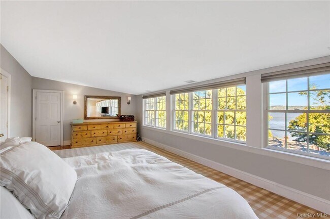 Building Photo - 619 N Broadway