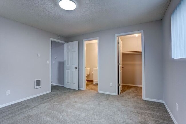 Building Photo - Super spacious 2 bedroom unit in the perfe...