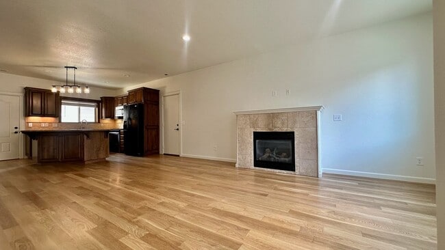 Building Photo - Cute little gated community 3 bed 2.5 bath...