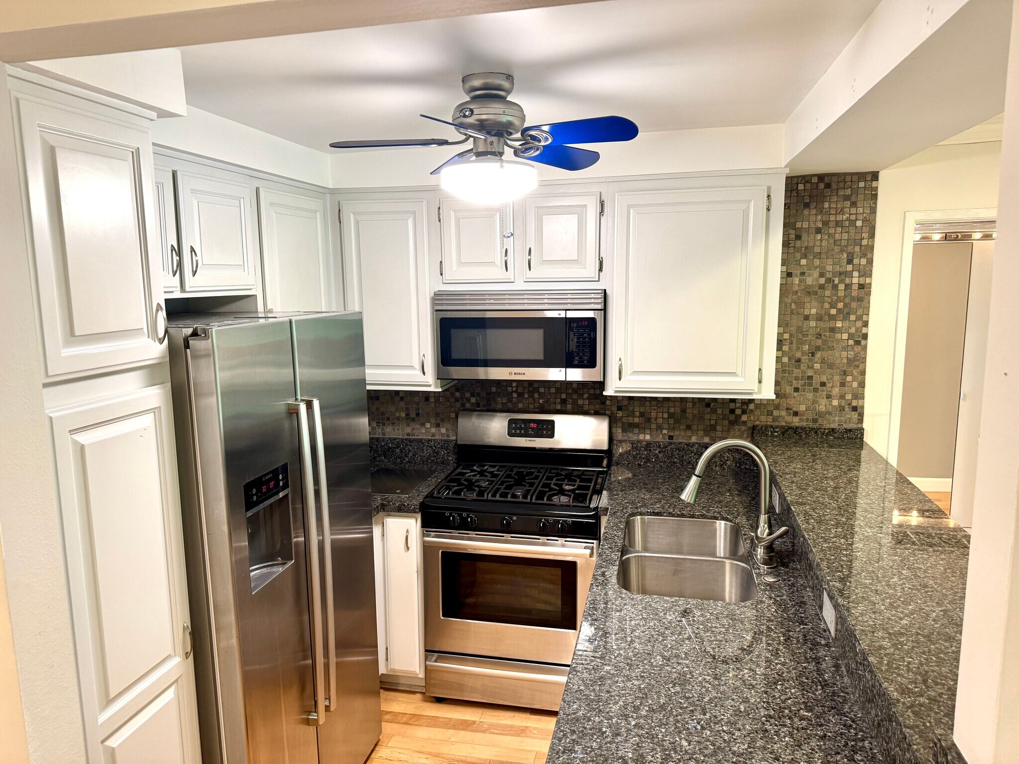 Building Photo - 950 N Kings Rd