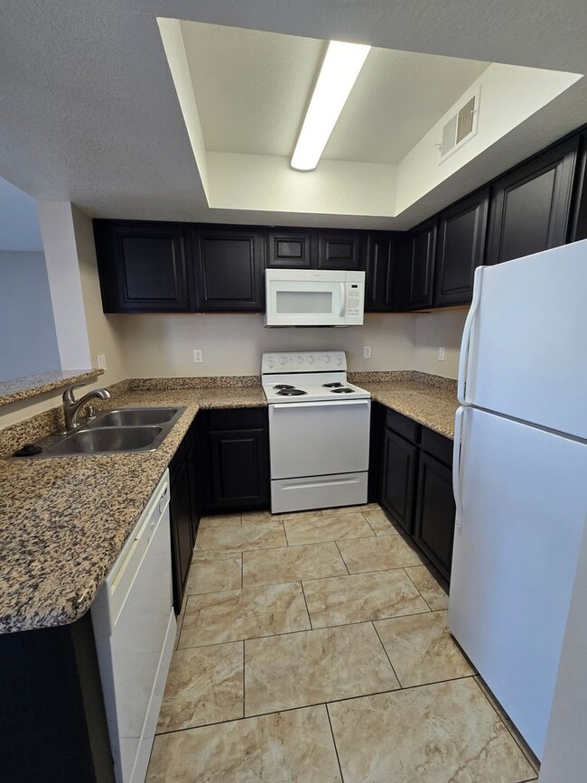 Building Photo - A Fabulous 2 Bedroom upstairs unit near Nellis AFB