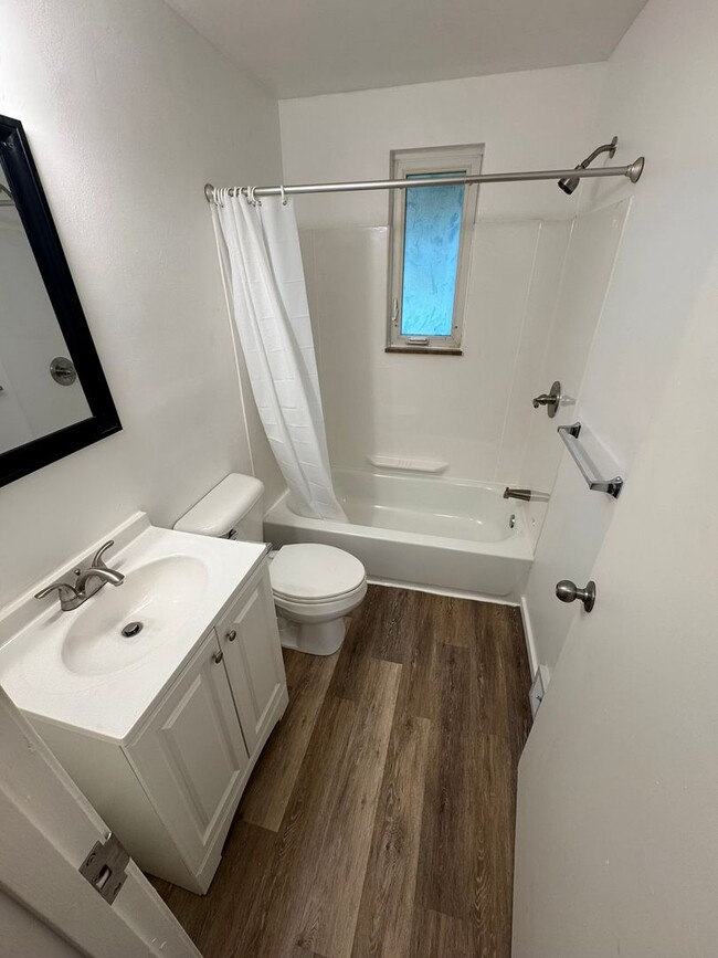 Building Photo - Updated 2-Bedroom 1-Bath Ranch House, GORG...