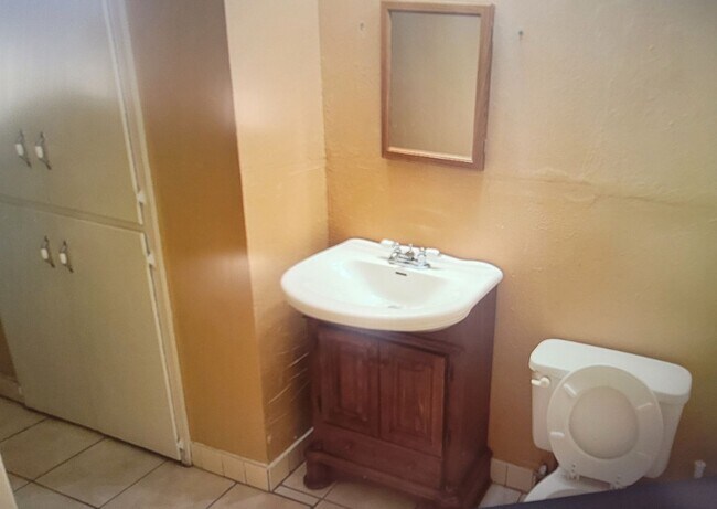 Building Photo - Large 3 bed 2 bath