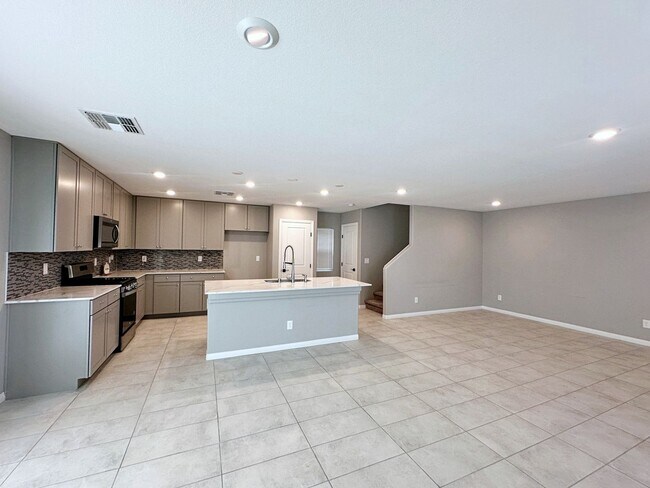 Building Photo - 4 BEDROOM + LOFT HOME IN GATED COMMUNITY