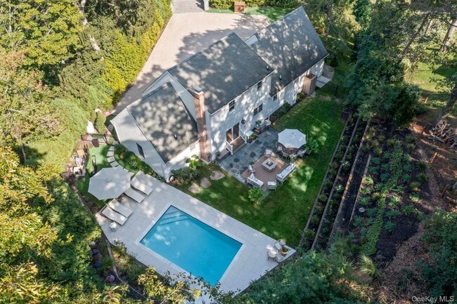 Building Photo - 2421 Noyack Rd