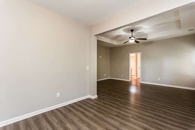 Building Photo - 136 Camellia Way