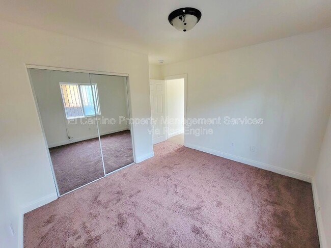 Building Photo - 1424 E 59th St