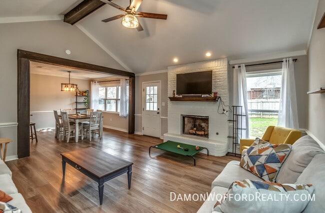 Building Photo - 103 Live Oak Ln
