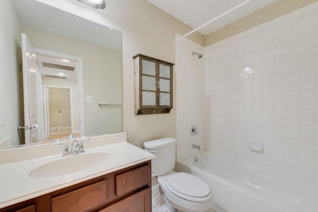 Building Photo - Luxury 3 Bedroom Townhome