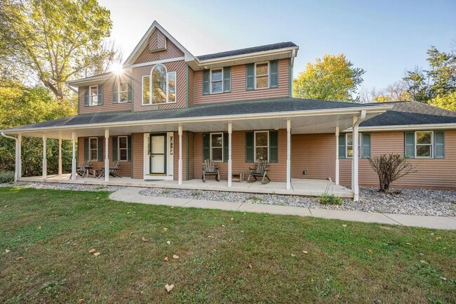 Building Photo - 969 Riverside Dr