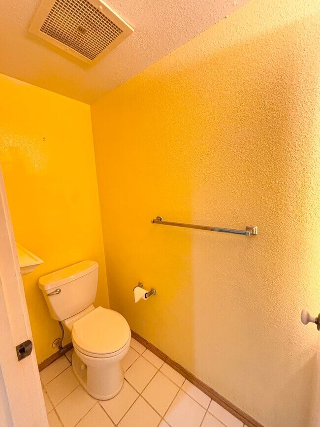 Building Photo - 2 Bedroom 1.5 Bathroom 2 Parkings at Nuuanu Streamside Spacious Ground Floor Unit Available Now!