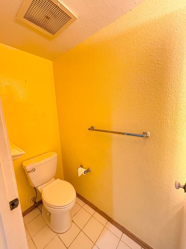 Building Photo - 2 Bedroom 1.5 Bathroom at Nuuanu Streamsid...
