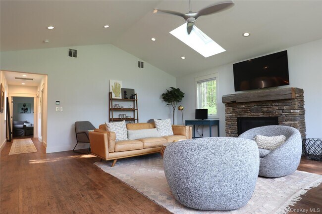 Building Photo - 36 Northwoods Rd