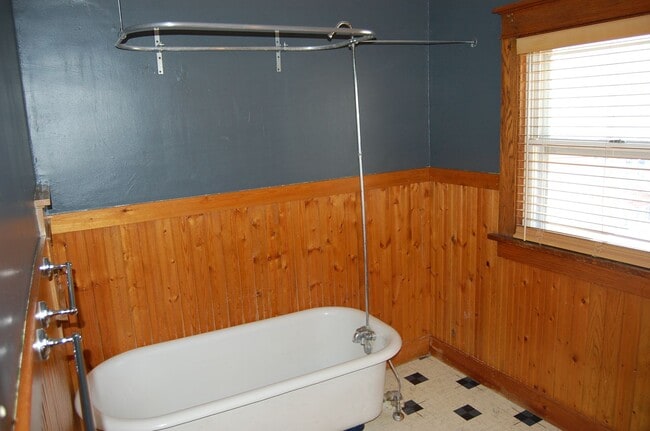 Building Photo - Classic charm in Near South!