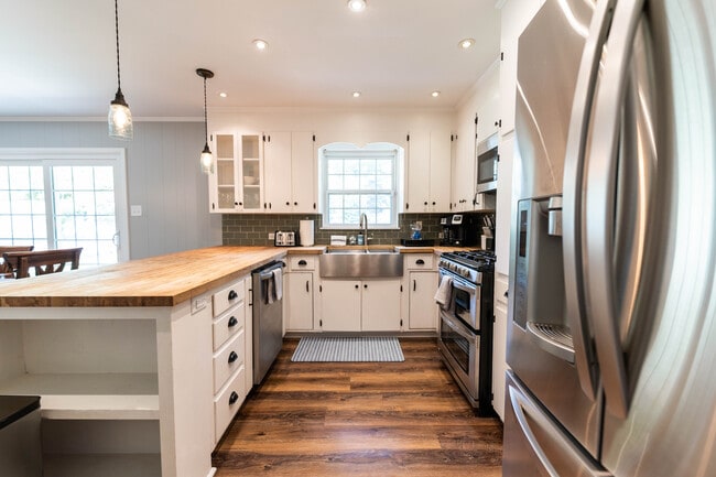 Building Photo - 6924 W Markham St