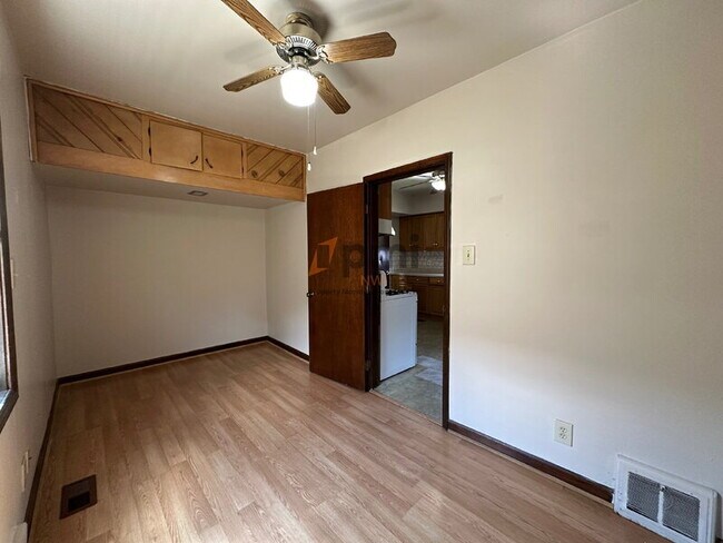 Building Photo - 1530 121st St