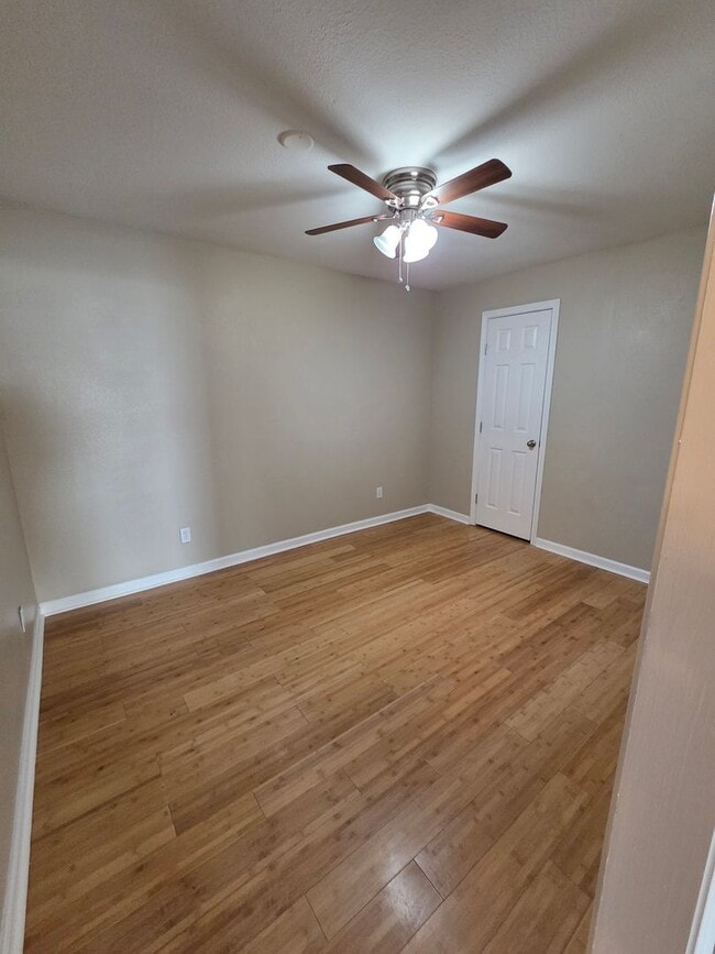 Building Photo - Three Bedroom, Two Bath