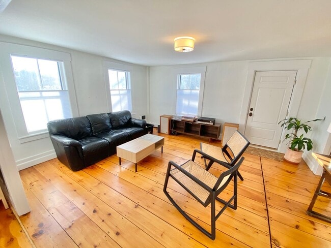Building Photo - 3 Bedroom House Colchester Available 8/15