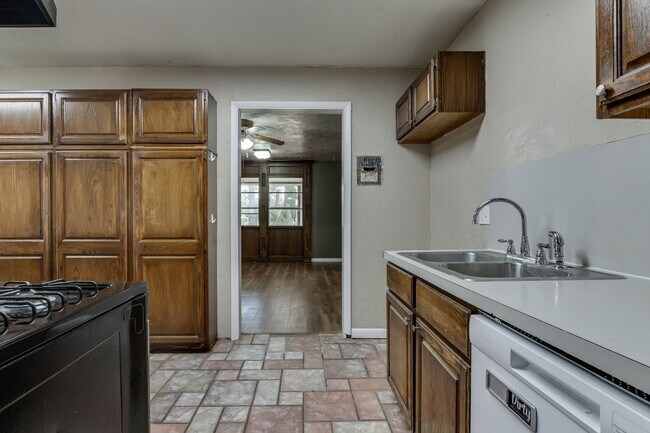 Building Photo - Spacious mid-century ranch home in Clegern