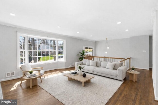 Building Photo - 9116 Hamilton Dr