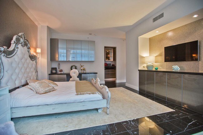 Building Photo - Fully Furnished Art Deco-Style Condo