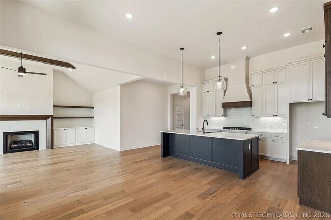 Building Photo - 5 Bed | 4 Bath House