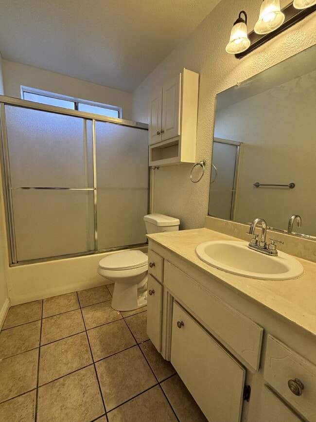 Building Photo - 2 Bedroom Townhouse Available NOW!
