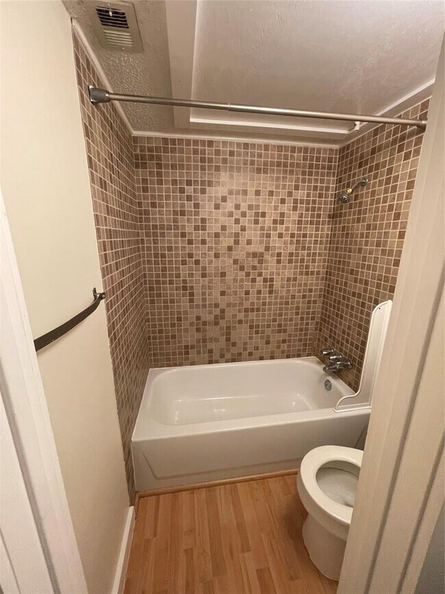 Building Photo - 6910 Hart Ln