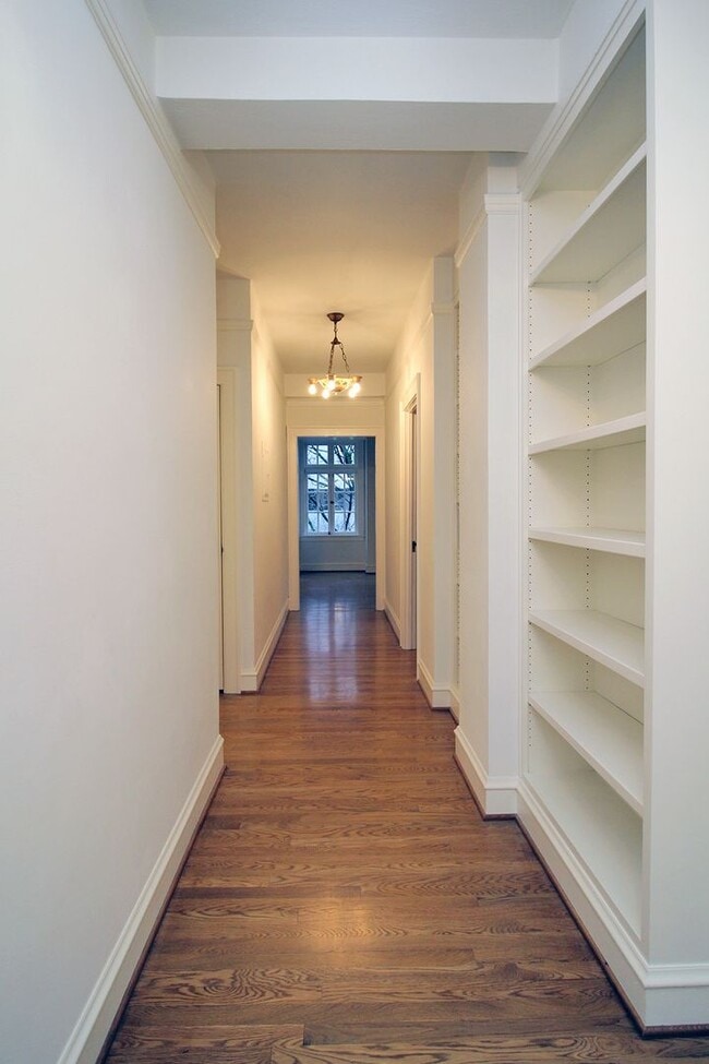 Building Photo - 1209 SW 6th Ave