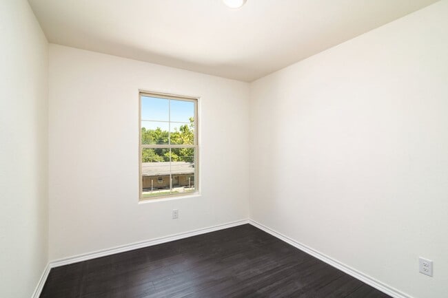 Building Photo - AVAILABLE NOW! 3 BEDROOM TRIPLEX LOCATED IN BONHAM, TEXAS!