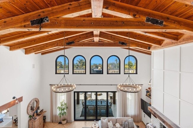 Building Photo - 1668 Crest Dr