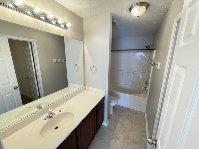 Building Photo - Woodland Pointe 3 bedroom condo w/ 1 car g...