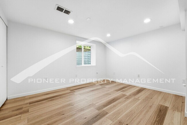 Building Photo - Spacious Home with Washer/Dryer and Central AC