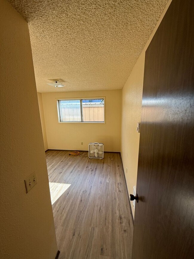 Building Photo - 2109 E 8th St