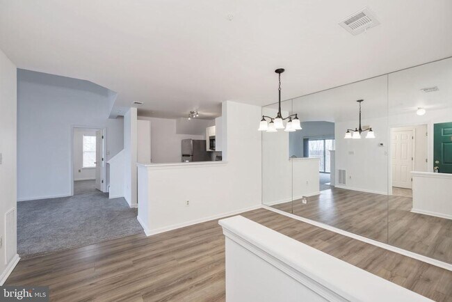 Building Photo - 1025 Gardenview Loop